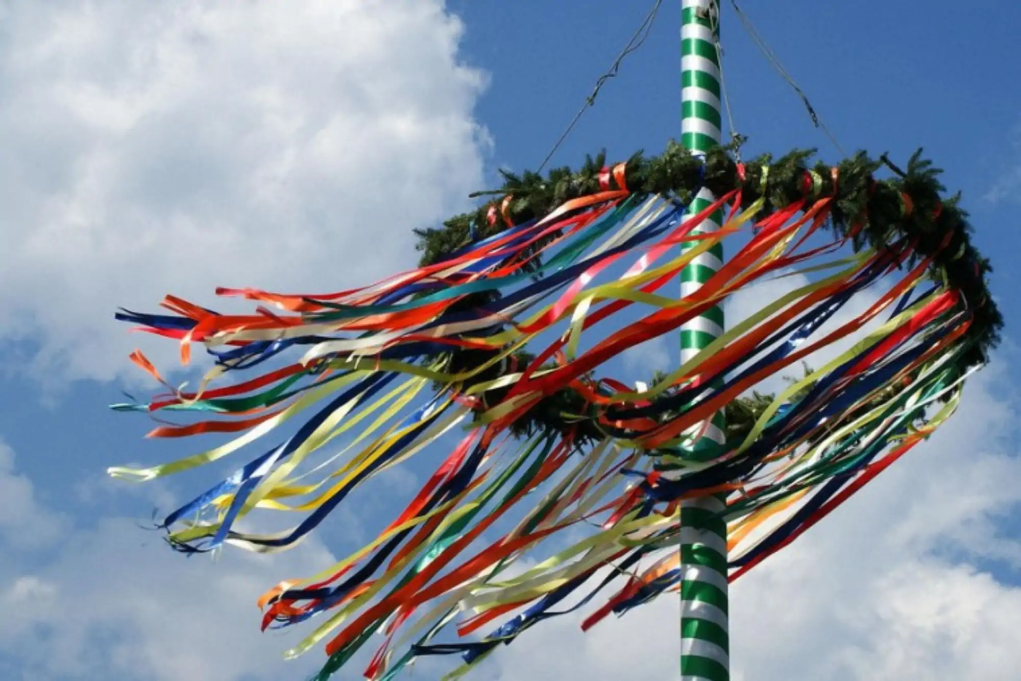 Maja Majenca Maj Albero di maggio decorato simbolo di fertilità e primavera in Friuli Venezia Giulia