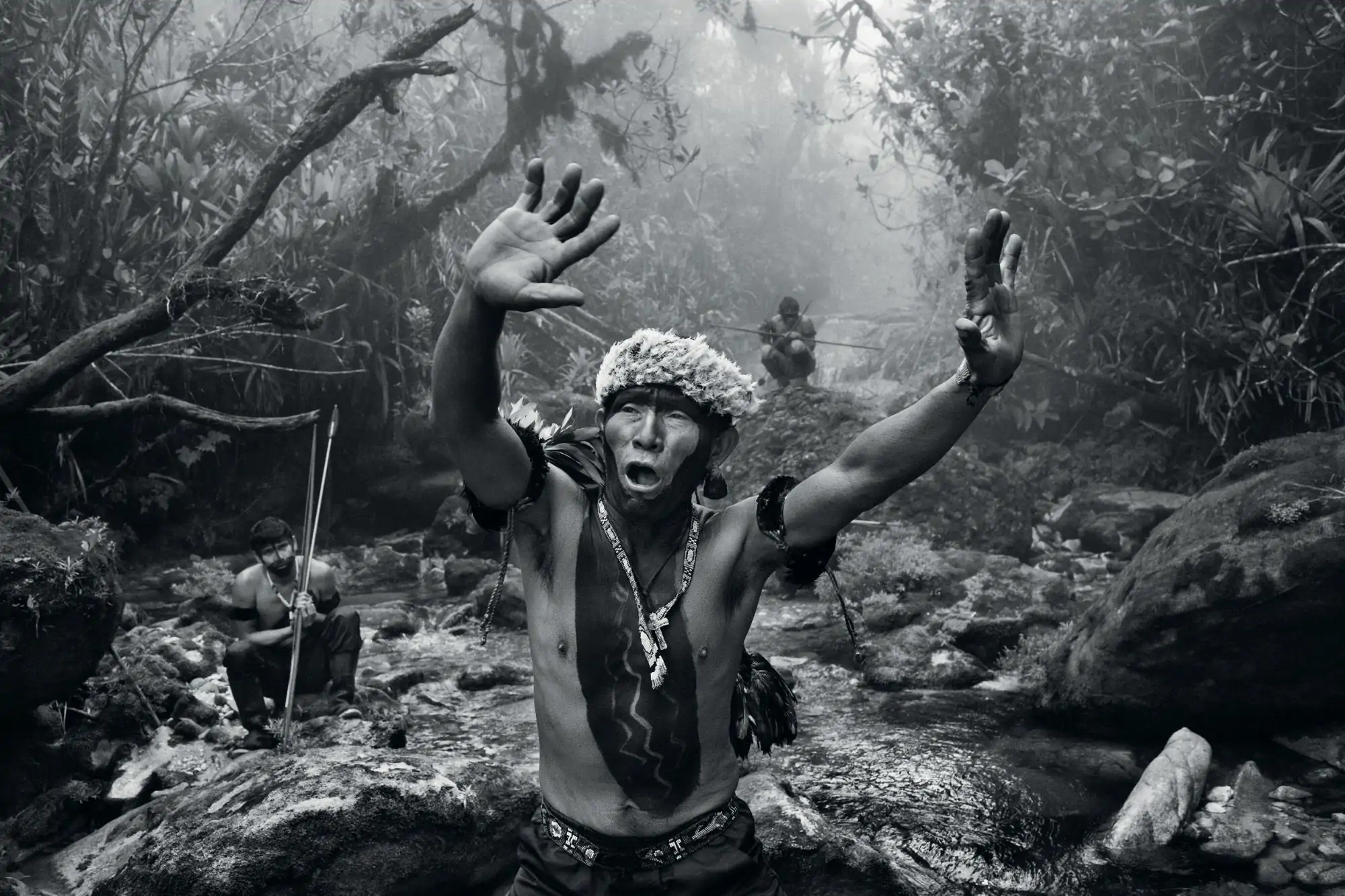 Sciamano Yanomami dialoga con gli spiriti prima della salita al monte Pico da Neblina. Stato di Amazonas, Brasile, 2014 © Sebastião Salgado/Contrasto