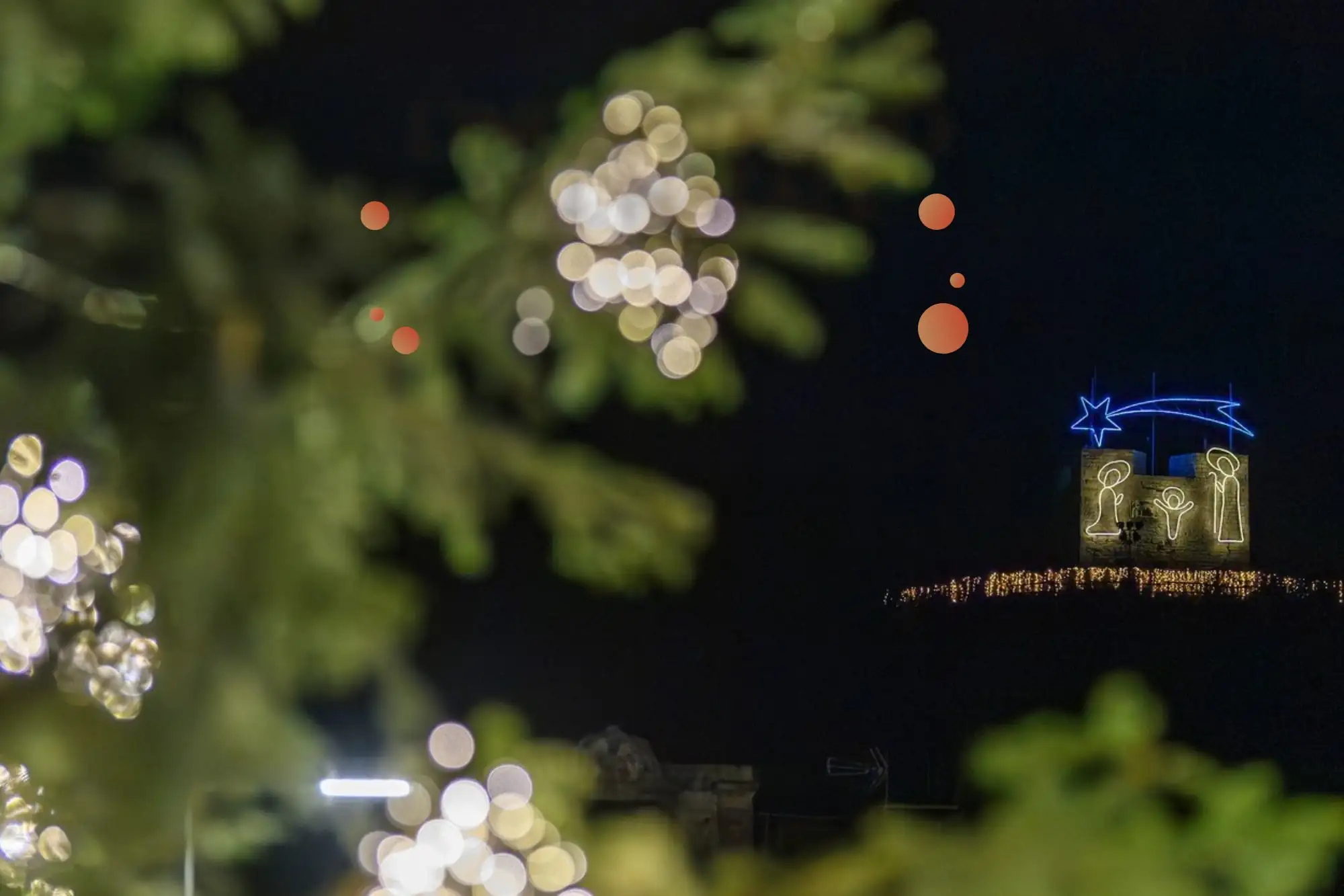 natale a monfalcone il profilo del presepe sulla rocca illuminato