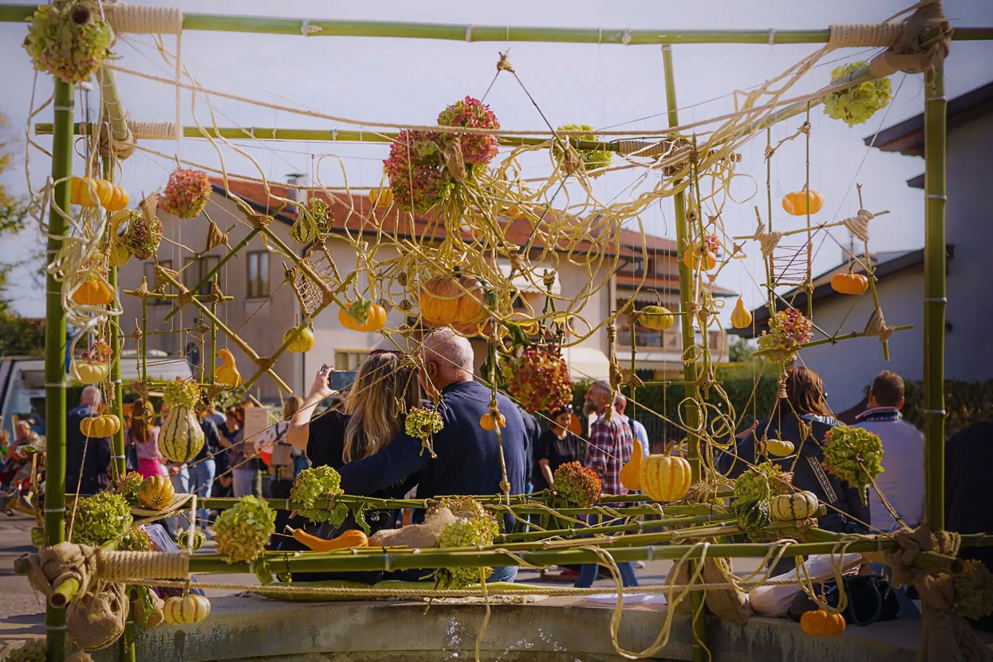 Decorazioni di zucche e fiori alla Festa della Zucca di San Martino di Terzo di Aquileia 2025, tra arte e convivialità