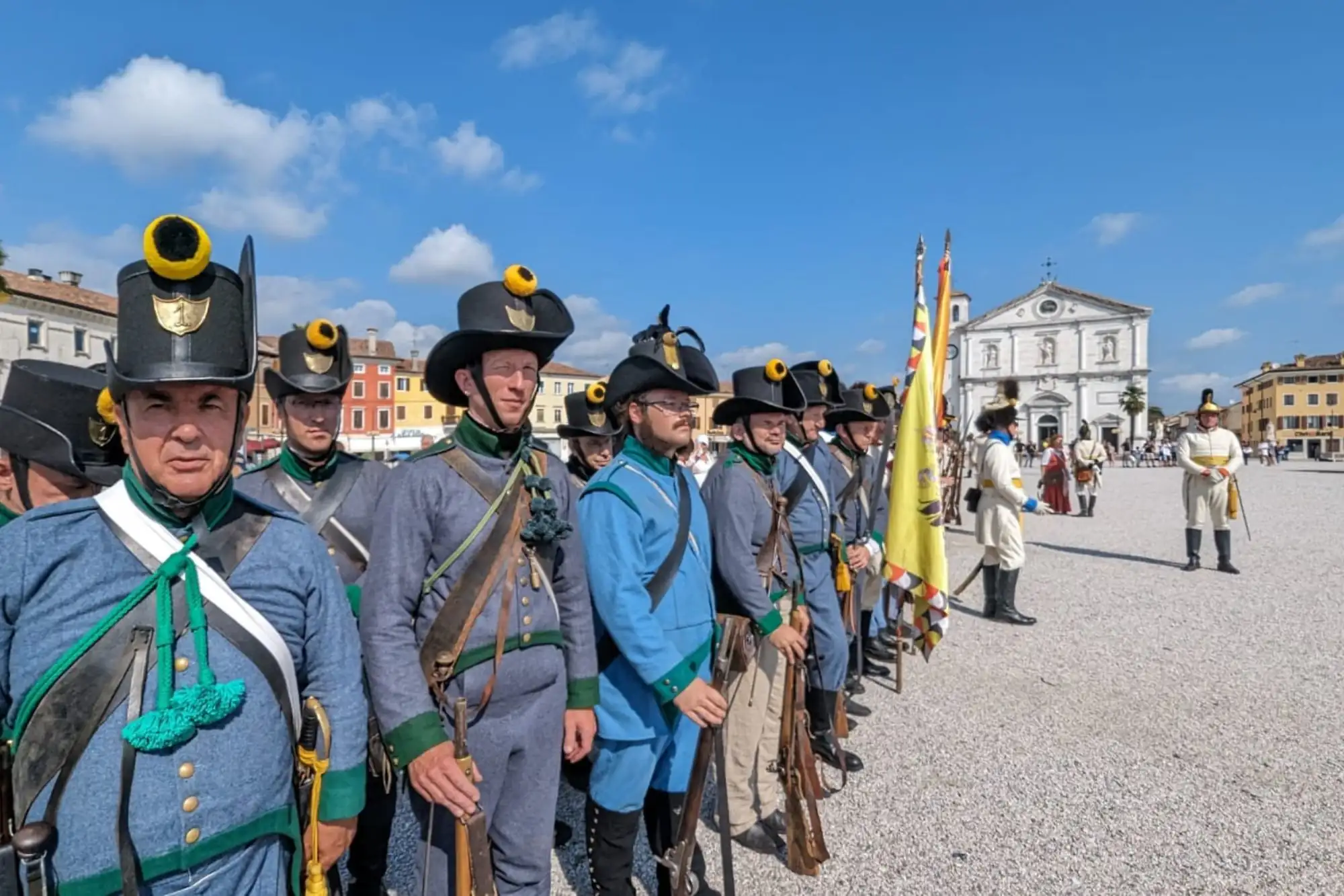 Rievocazione storica a Palmanova con soldati in uniforme napoleonica schierati nella piazza centrale della Fortezza.