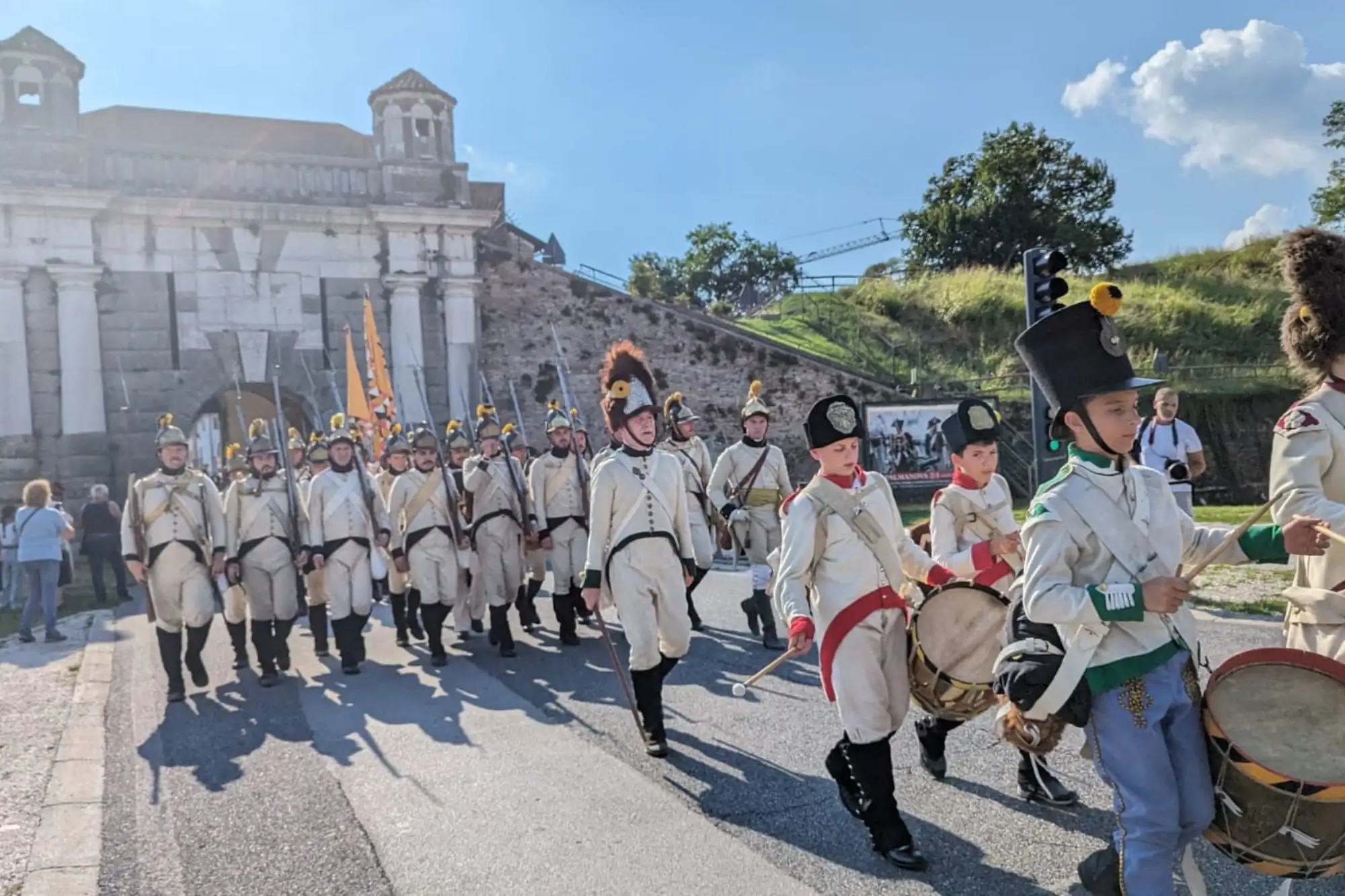 Rievocazione napoleonica a Palmanova con truppe in uniforme storica che sfilano davanti alla Porta Udine.