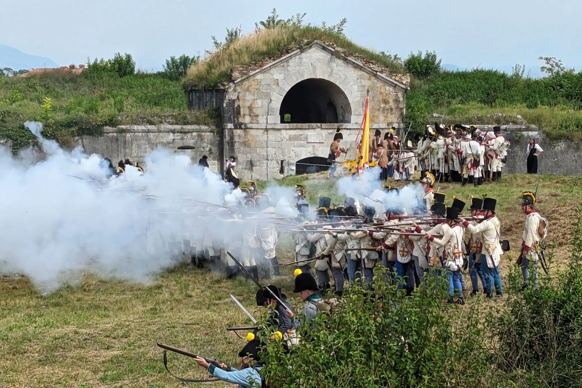Rievocazione storica napoleonica a Palmanova con battaglia tra soldati e spari di fucili ad avancarica.