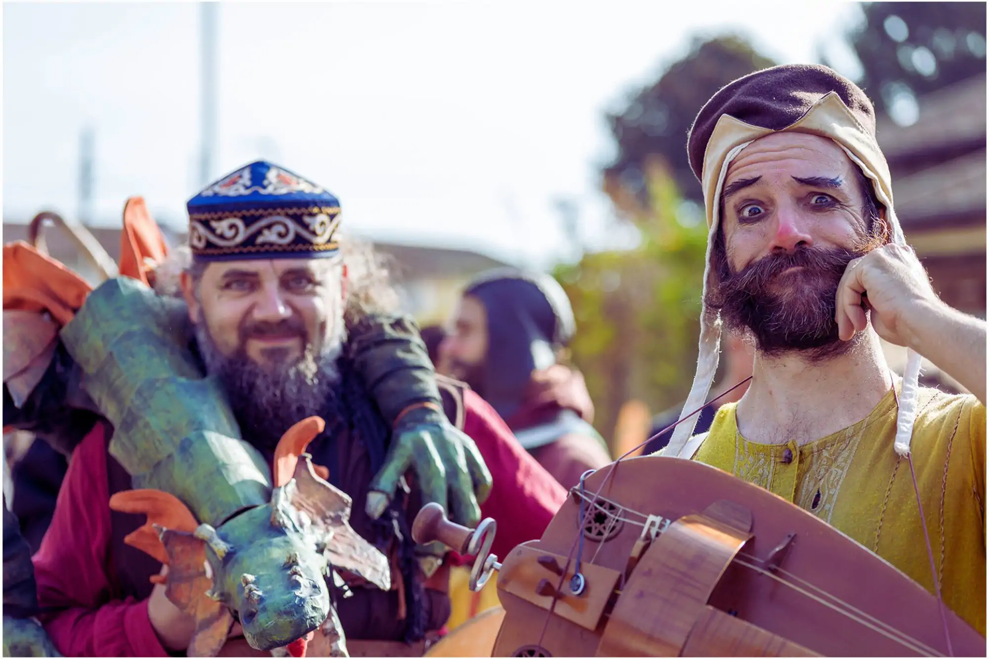 Tra sorrisi e tamburi medievali, i giullari animano le vie del borgo alla Festa della Zucca di San Martino