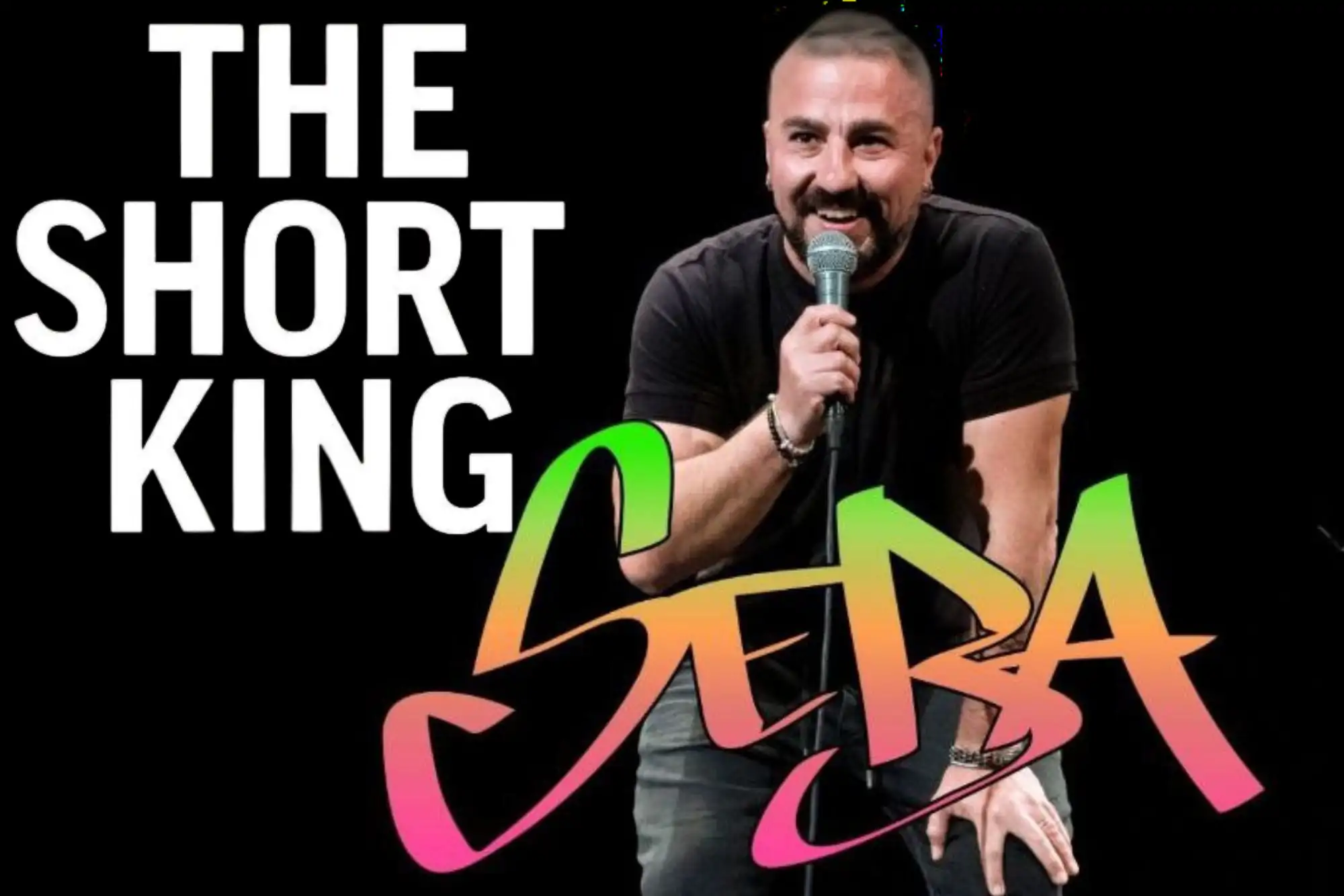 Seba sul palco con microfono, protagonista dello spettacolo di stand up comedy “The Short King” in scena al Teatro Miela di Trieste.