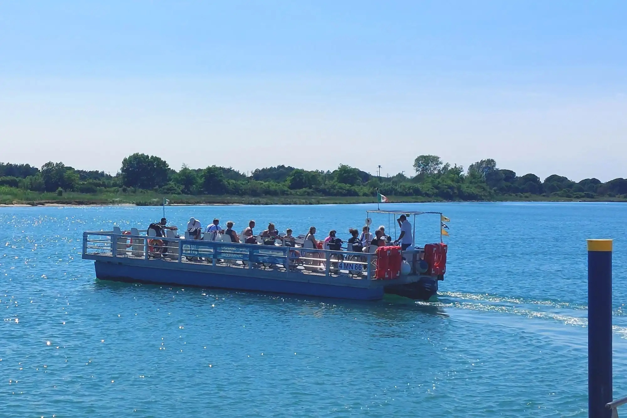  X River, il passo barca sulla foce del Tagliamento che collega le località balneari di Lignano e Bibione 