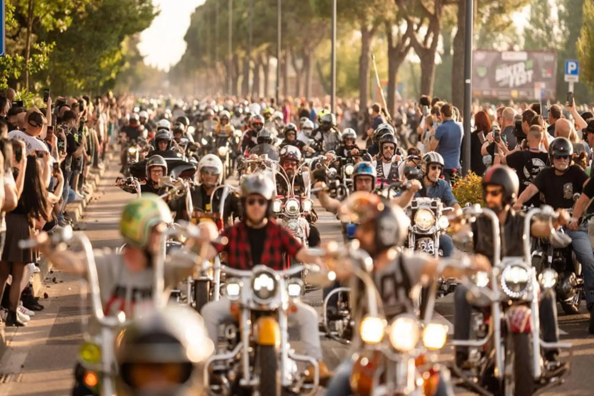 Motociclisti alla Biker Fest International 2026 di Lignano Sabbiadoro durante il grande raduno biker del Friuli Venezia Giulia