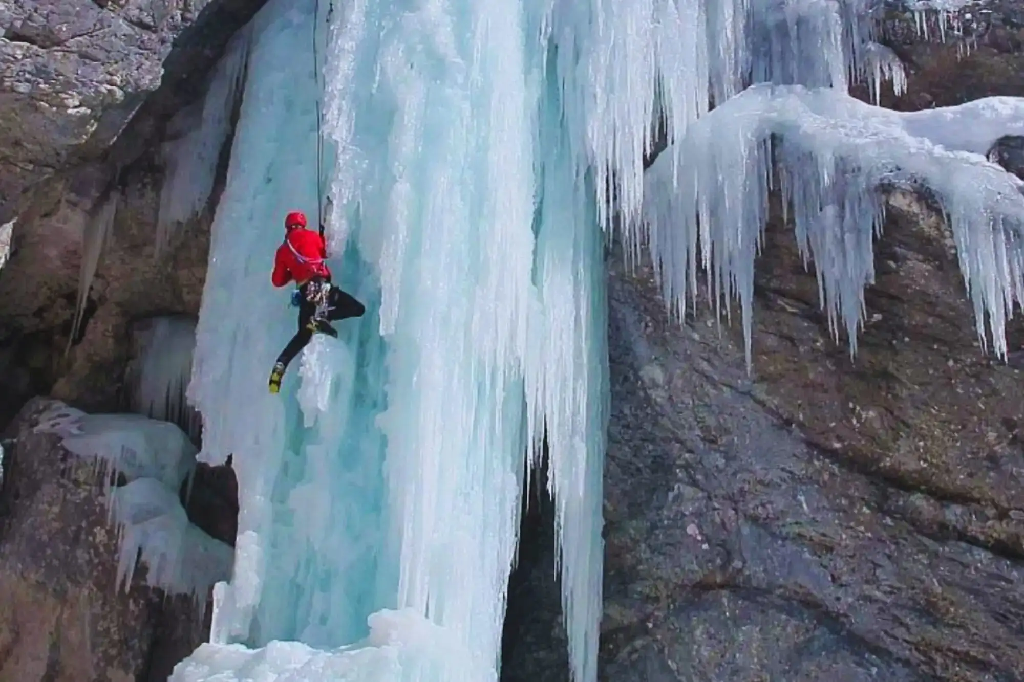 Partecipanti al festival Dolomice mentre scalano pareti di ghiaccio in Sappada