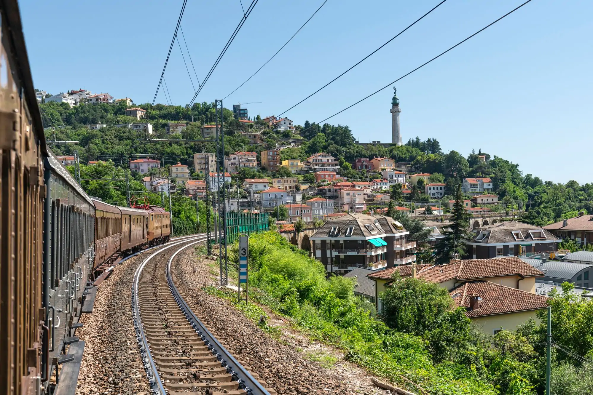 Treno storico Centoporte in viaggio tra i paesaggi del Friuli Venezia Giulia mentre si avvicina a Trieste