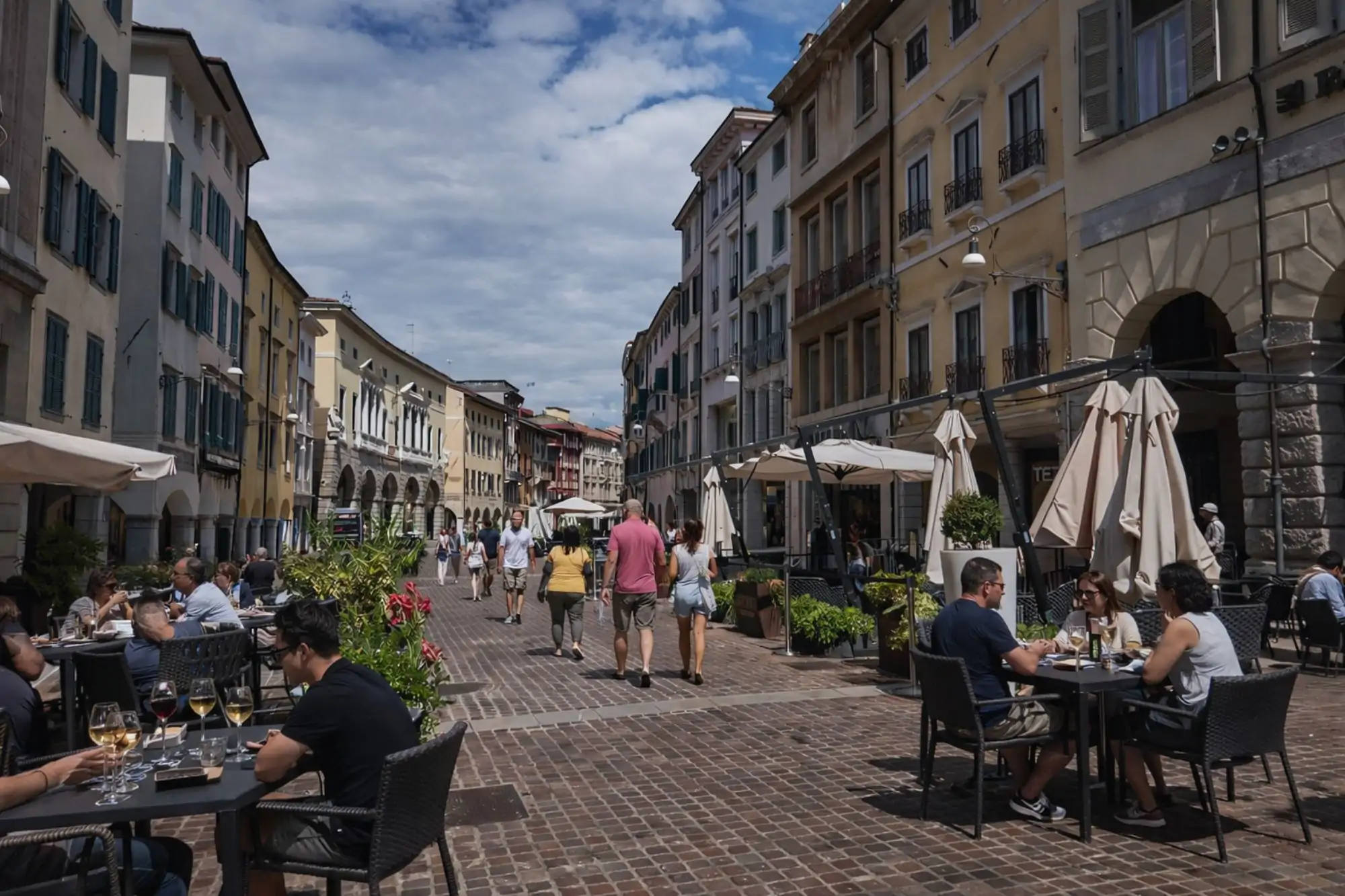 Passeggiata tra i tavolini di Via Mercatovecchio a Udine, cuore vivo del commercio urbano in Friuli Venezia Giulia