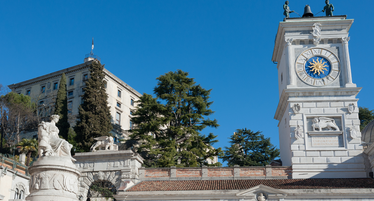 Udine piazza libertà, statua della pace, torre orologio, castello
