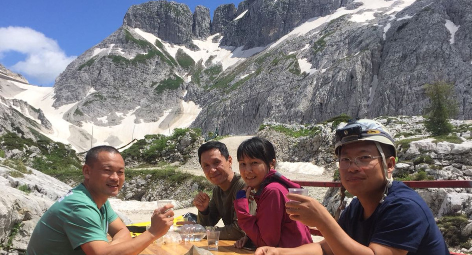 Speleologi cinesi a pranzo al Rifugio Gilberti in Canin