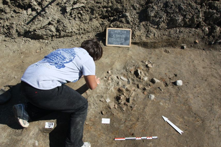 terzo di aquileia_archeologo scava ceramica di 3500 anni fa