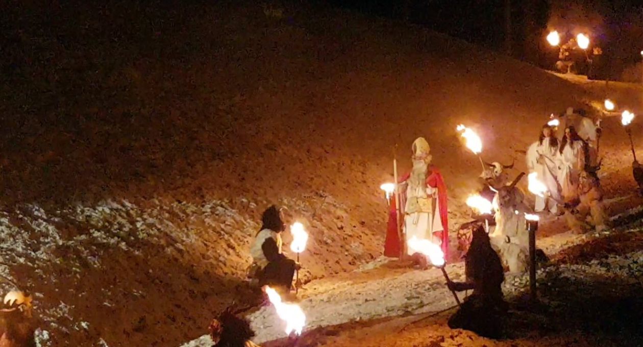 San Nicolò e i krampus arrivano dai boschi innevati, al buio e con le torce