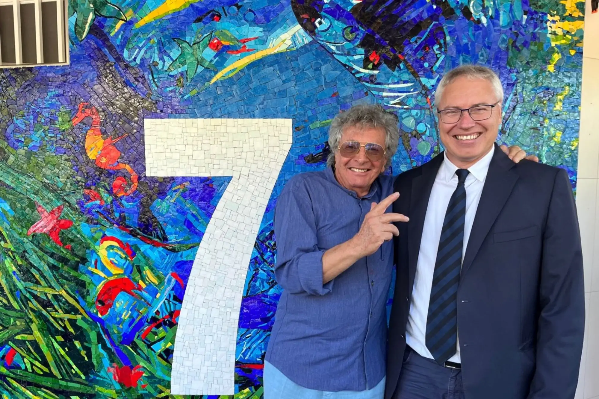 galleria mosaici lungomare kechler lignano sabbiadoro_Il presidente del Consiglio regionale del Fvg, Mauro Bordin, insieme all'artista Gianni Borta